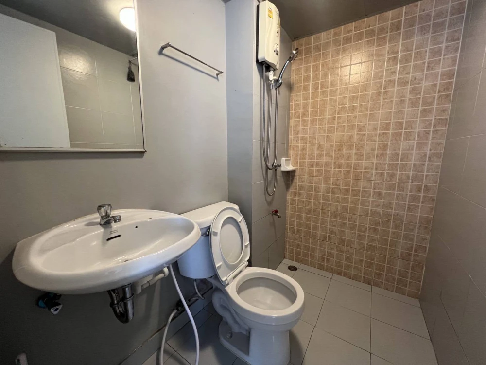 For rent: Lumpini Township Rangsit Klong 1, 7th floor unit, fully furnished. Just bring your bags and move in!