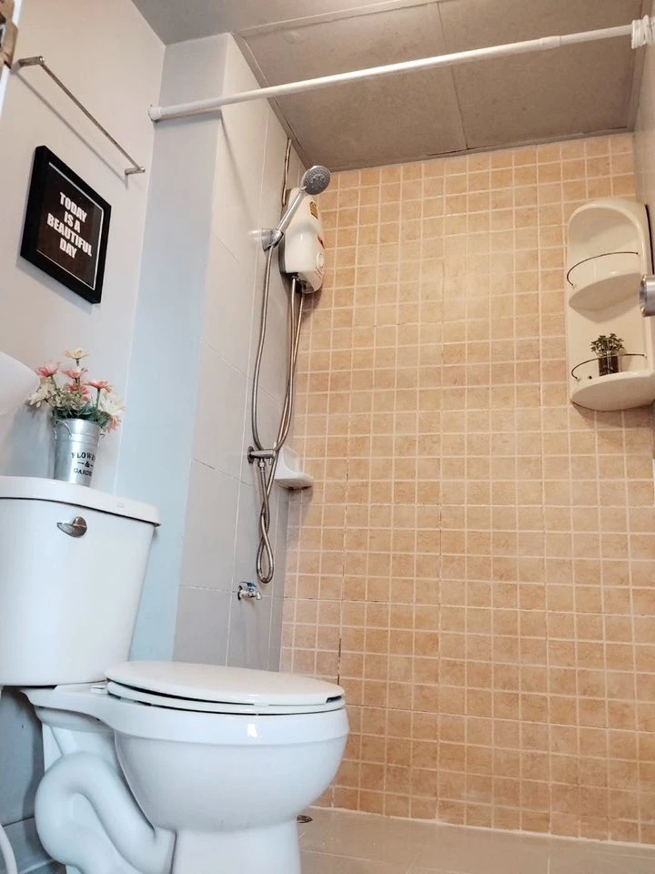 For rent: Lumpini Township Rangsit Klong 1, 1 comfortable room, 3rd floor, fully furnished, just bring your bags and move in.