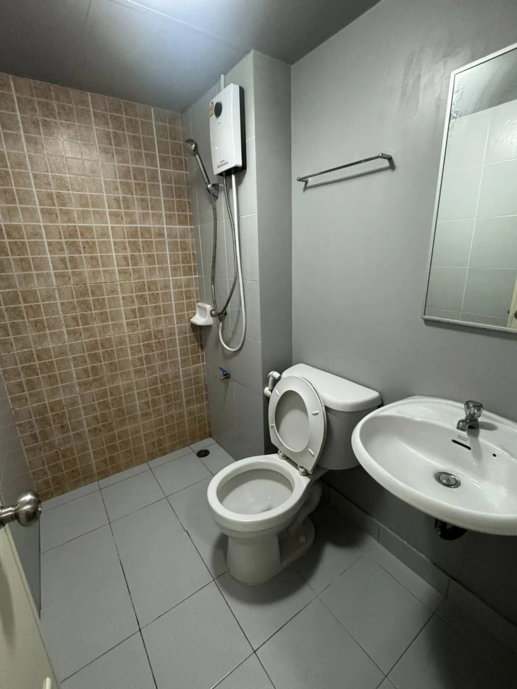 For rent: Lumpini Township Rangsit Klong 1, a lovely apartment fully furnished. Just bring your bags and move in!