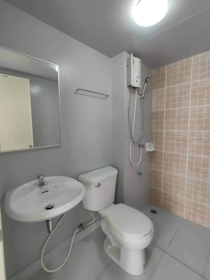 For rent: Lumpini Township Rangsit Klong 1, studio room, 5th floor, good height, great price, don't miss it or you'll regret it.