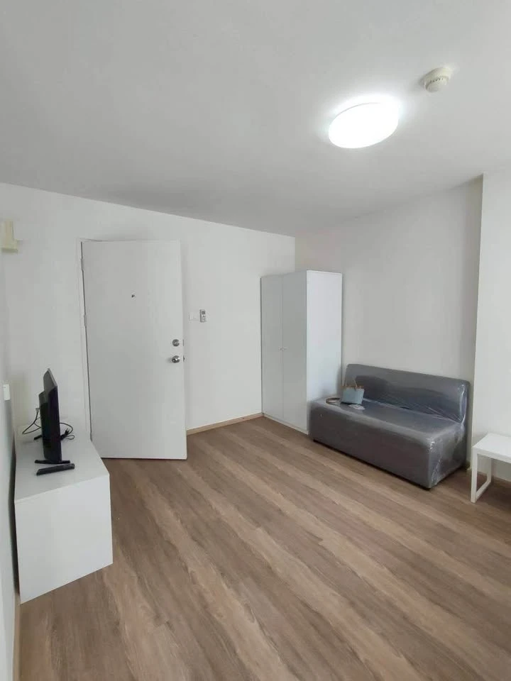 For rent: Lumpini Township Rangsit Klong 1, studio room, 5th floor, good height, great price, don't miss it or you'll regret it.