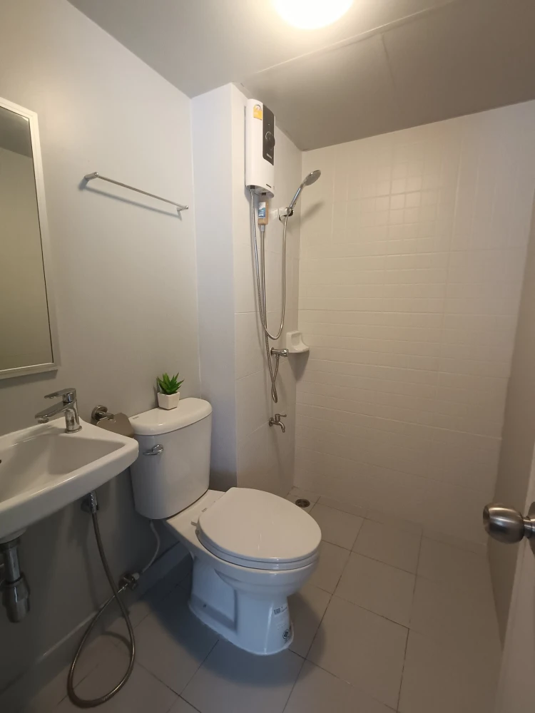 For rent: Lumpini Township Rangsit Klong 1, beautiful room, excellent condition, modern style decoration, complete built-in furniture, reserve now.