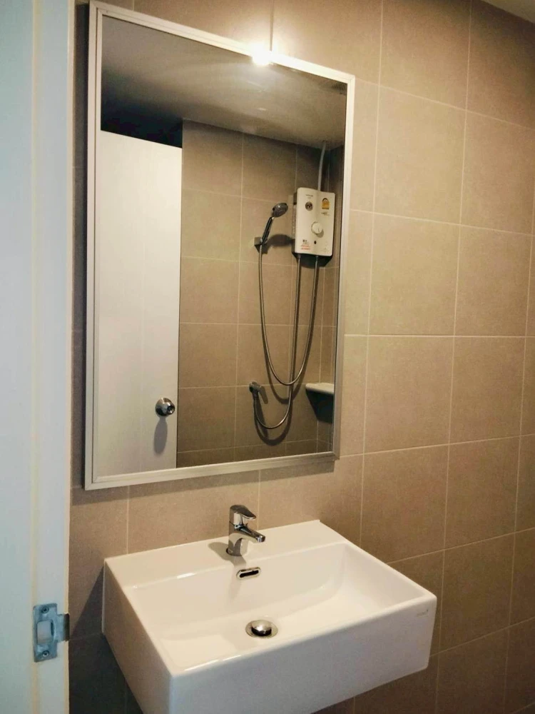For rent: Lumpini Ville Chaengwatthana-Pakkret Station, high floor unit, fully furnished, affordable price. Book now!