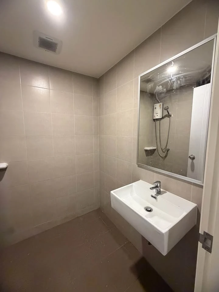 For rent: Lumpini Ville Chaengwatthana-Pakkret Station. Nice room, fully furnished, affordable price. Book now!