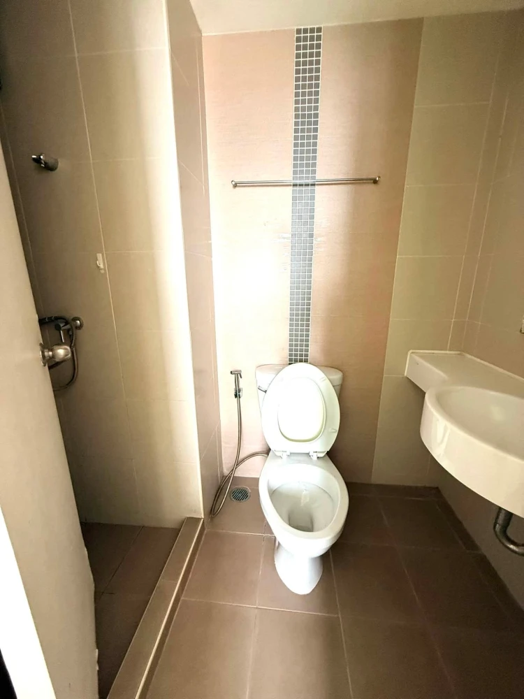 For rent: Lumpini Ville Chaengwatthana Pakkret. Nice room with unobstructed view and good ventilation. Fully furnished. Don't miss out!