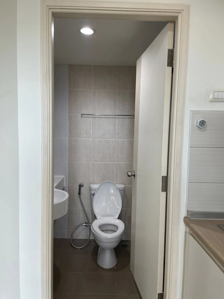 For rent: Lumpini Ville Naklua - Wongamat. Lovely room with full amenities. Just bring your bags and move in.