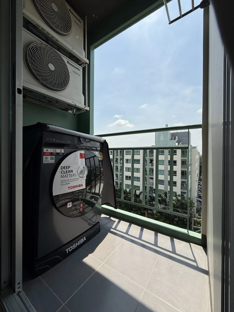 For rent: Lumpini Ville Onnut 46, corner unit, 8th floor (top floor), unobstructed view, good ventilation. Move-in ready! Includes washing machine.