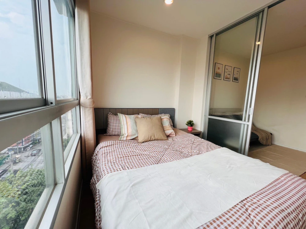 For rent: Lumpini Ville Onnut 46, corner unit, 8th floor (top floor), unobstructed view, good ventilation. Move-in ready! Includes washing machine.