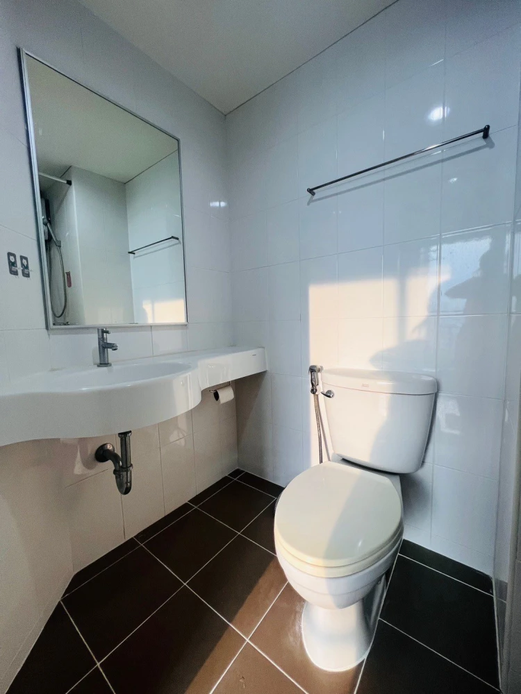 For rent: Lumpini Ville Onnut 46, corner unit, 8th floor (top floor), unobstructed view, good ventilation. Move-in ready! Includes washing machine.