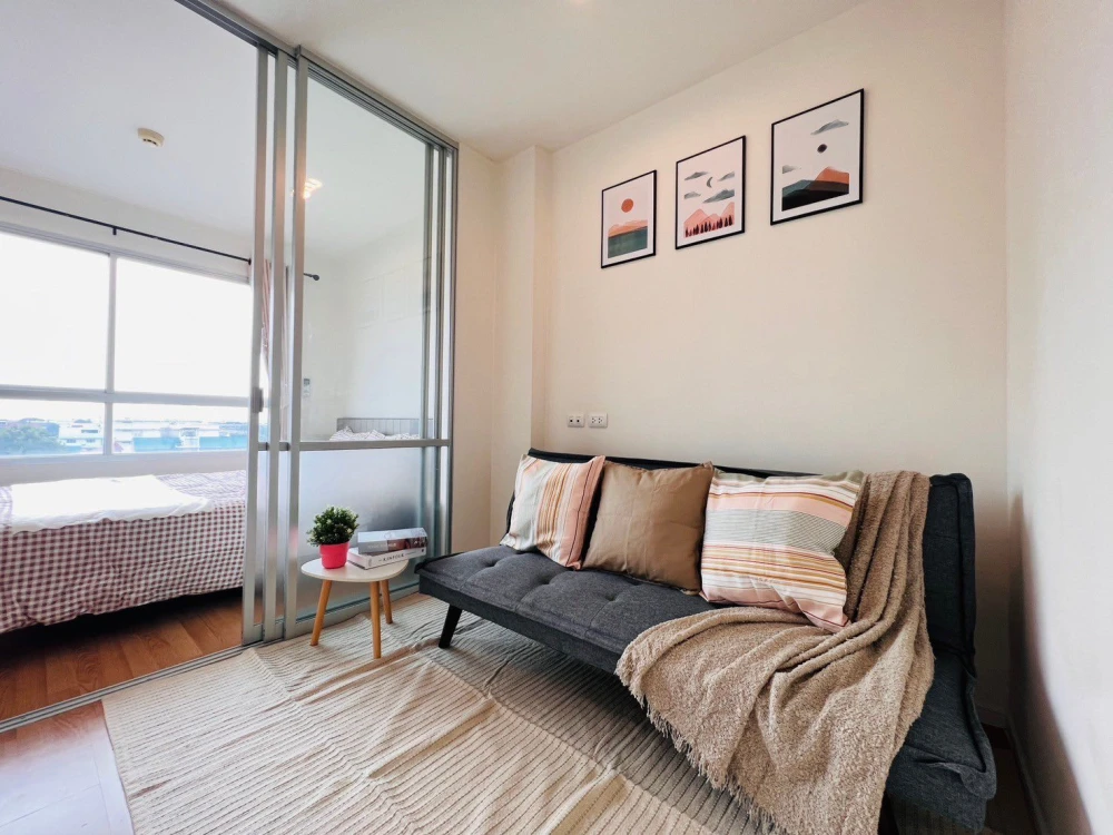 For rent: Lumpini Ville Onnut 46, corner unit, 8th floor (top floor), unobstructed view, good ventilation. Move-in ready! Includes washing machine.