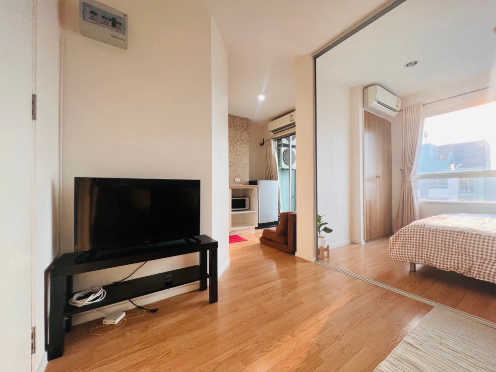 For rent: Lumpini Ville Onnut 46, corner unit, 8th floor (top floor), unobstructed view, good ventilation. Move-in ready! Includes washing machine.