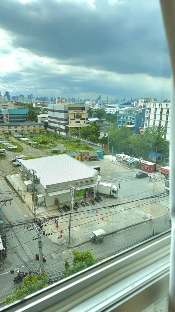 For rent: Lumpini Ville Onnut 46, corner unit, 8th floor (top floor), unobstructed view, good ventilation. Move-in ready! Includes washing machine.