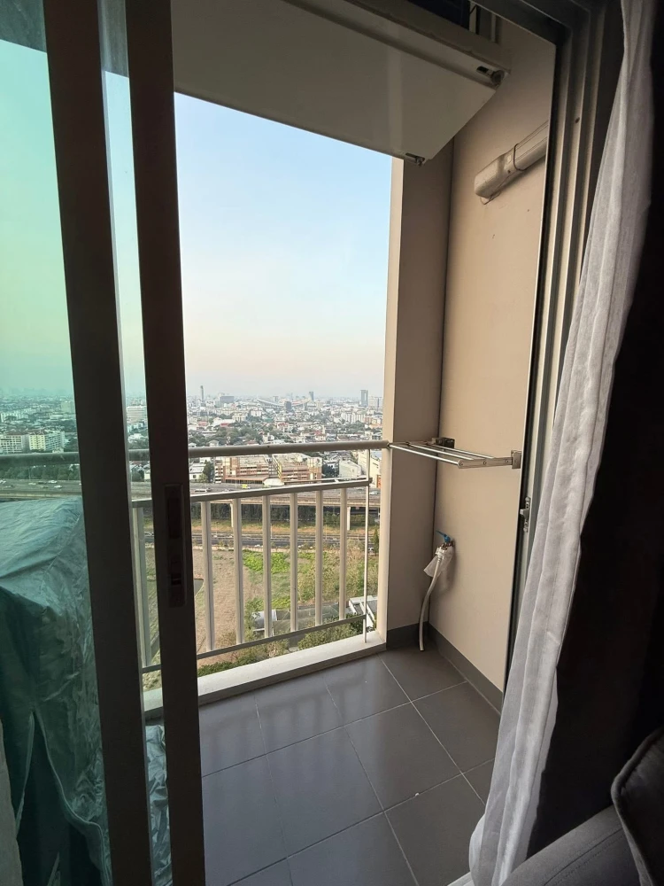 For rent: Lumpini Ville Pattanakarn-Srinakarin. Beautifully decorated room with wallpaper throughout. Just bring your bags and move in!