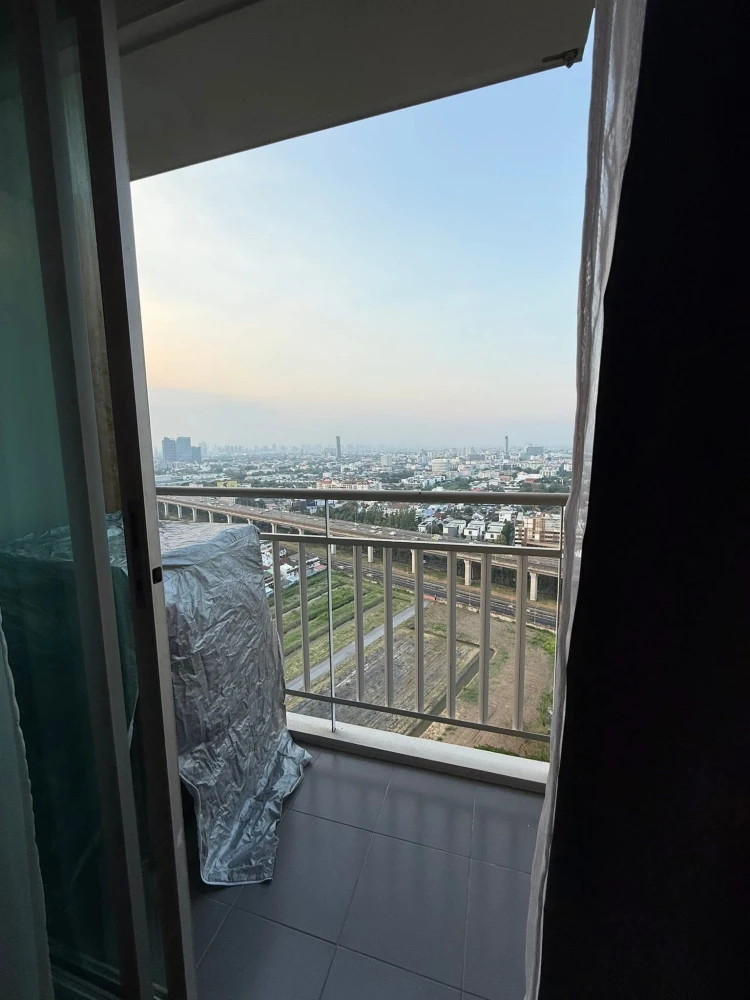 For rent: Lumpini Ville Pattanakarn-Srinakarin. Beautifully decorated room with wallpaper throughout. Just bring your bags and move in!