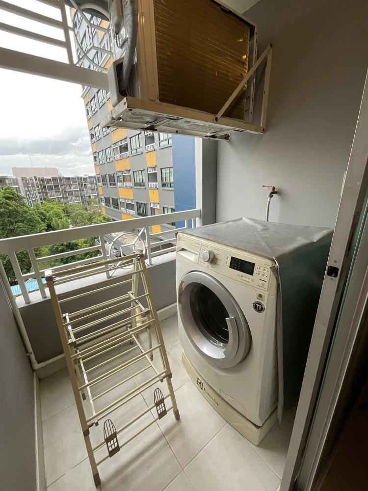 For rent: Lumpini Ville Sukhumvit 77, spacious room with plenty of usable space, fully furnished and equipped with amenities. Reserve now!