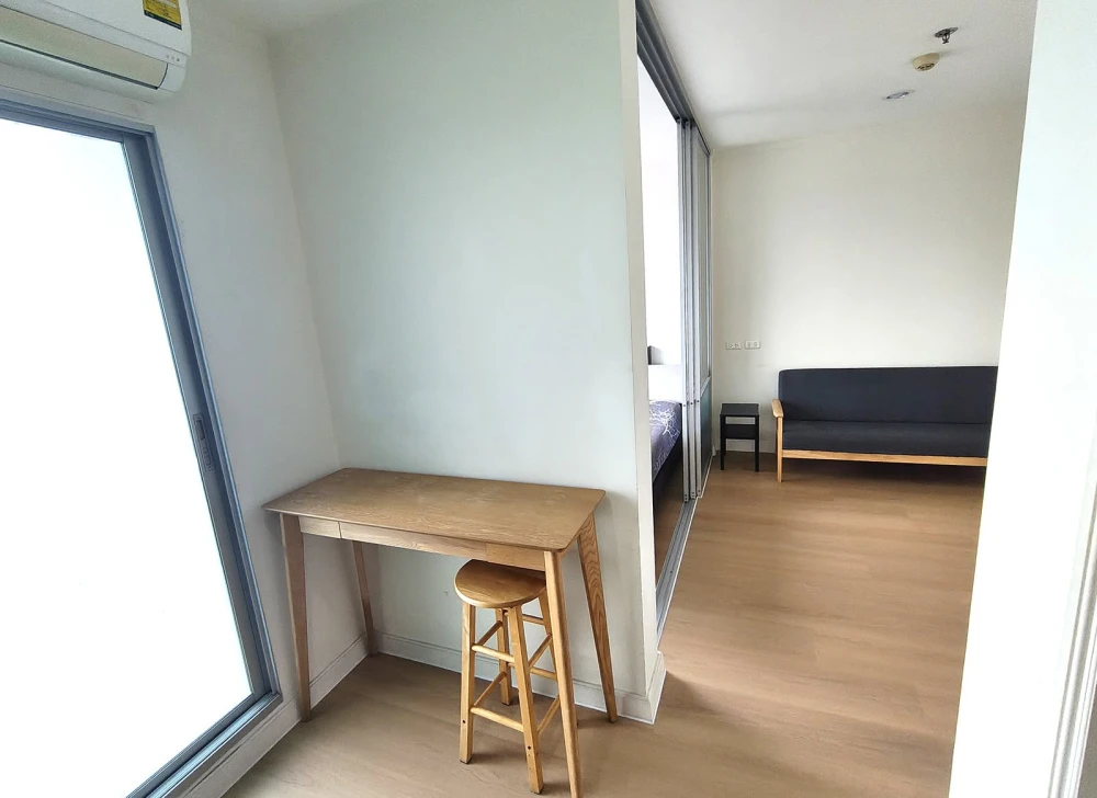 For Rent: Lumpini Ville Chaengwattana-Pak Kret. Located on the 31st floor (very high up), this is a corner unit with one wall not adjoining any other