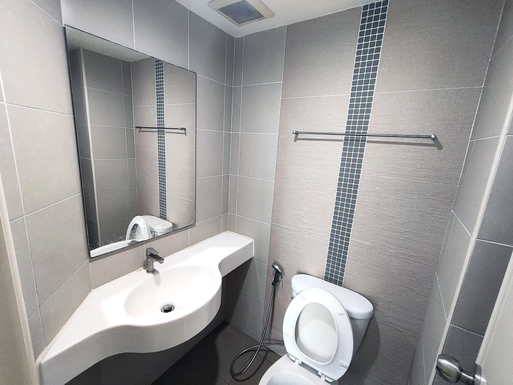 For Rent: Lumpini Ville Chaengwattana-Pak Kret. Located on the 31st floor (very high up), this is a corner unit with one wall not adjoining any other