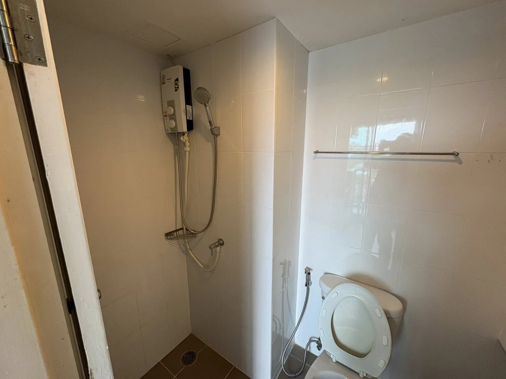 For rent Lumpini_ville_onnut46, a nice room with good wallpaper, a very good price, you must hurry and reserve it.