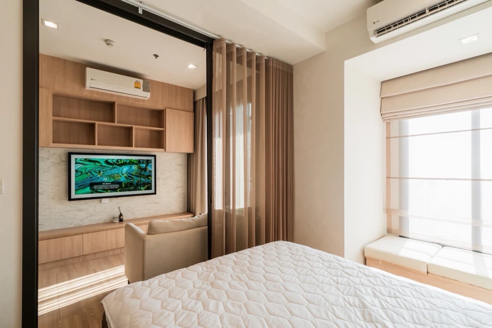 For rent: M Jatujak, 34th floor. Spacious room, fully furnished, very livable. Book now, don't wait!