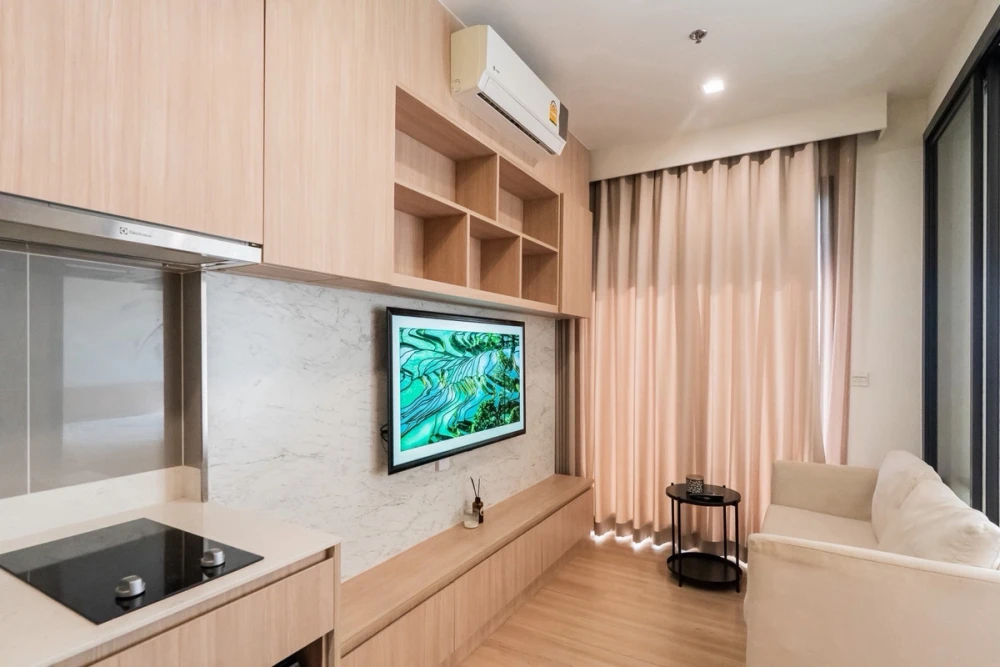 For rent: M Jatujak, 34th floor. Spacious room, fully furnished, very livable. Book now, don't wait!