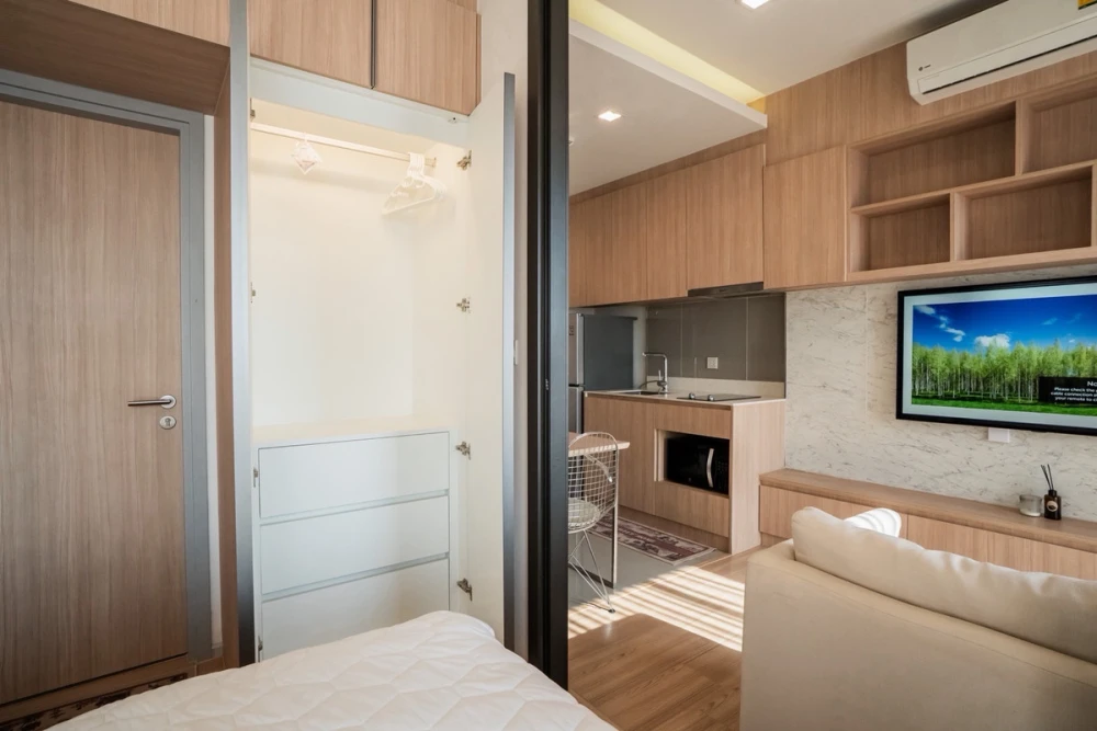 For rent: M Jatujak, 34th floor. Spacious room, fully furnished, very livable. Book now, don't wait!