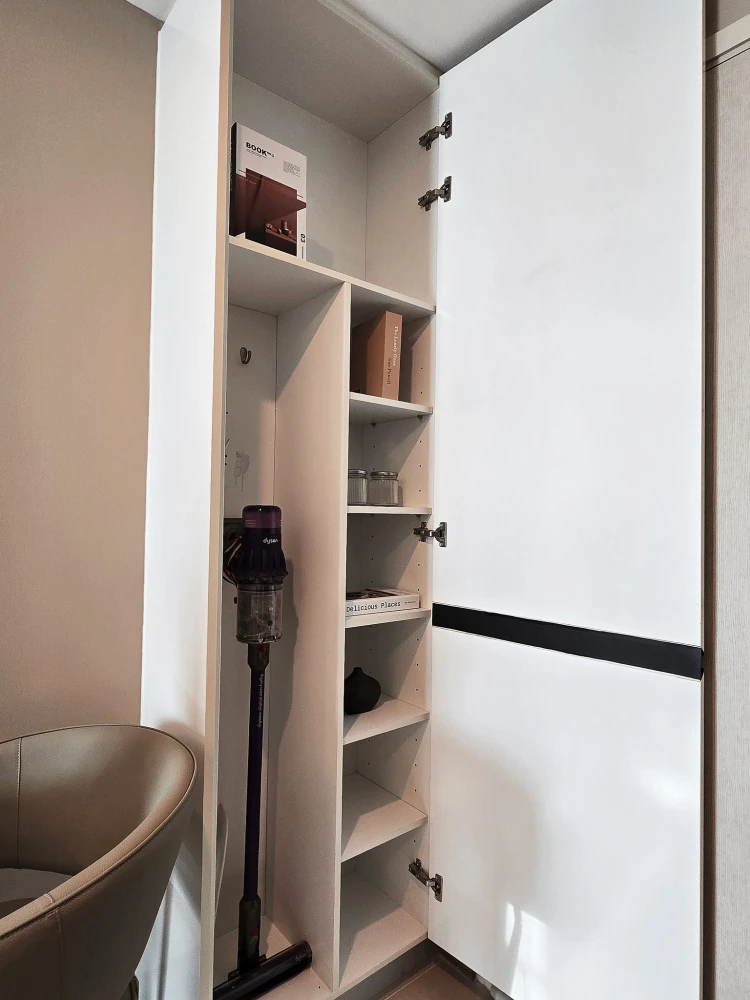 For rent: Maestro 39, 3rd floor, beautiful room, stunningly decorated, ready to move in. Reserve now, hurry!