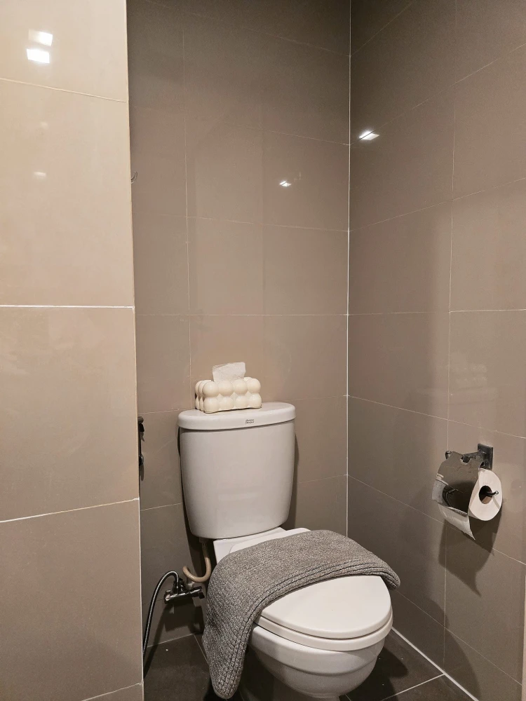 For rent: Maestro 39, 3rd floor, beautiful room, stunningly decorated, ready to move in. Reserve now, hurry!