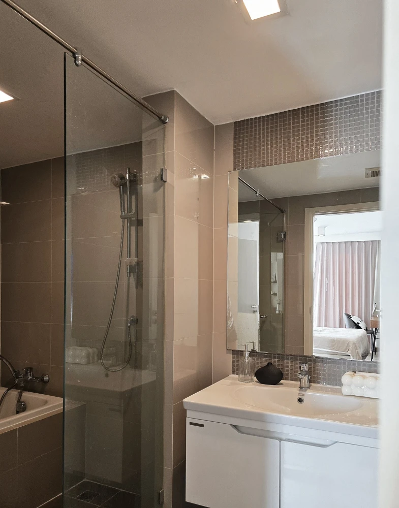 For rent: Maestro 39, 3rd floor, beautiful room, stunningly decorated, ready to move in. Reserve now, hurry!