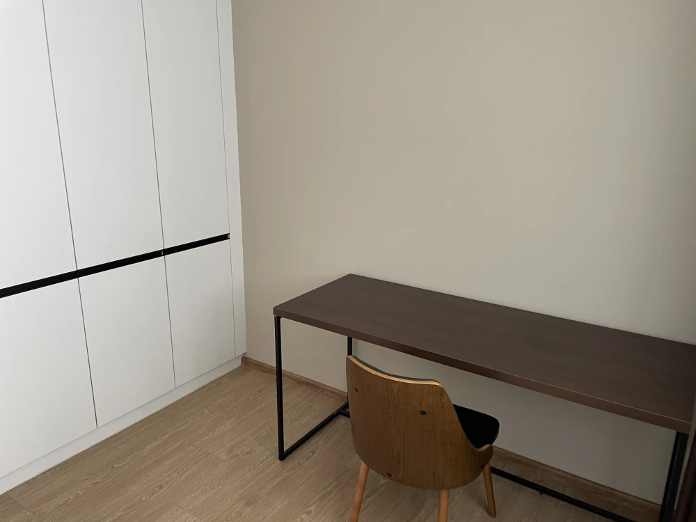 For rent Maestro 39, corner room, very quiet, suitable for relaxation, pets allowed, animal lovers must not miss.