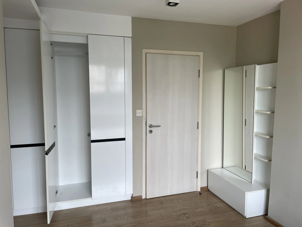 For rent Maestro 39, corner room, very quiet, suitable for relaxation, pets allowed, animal lovers must not miss.