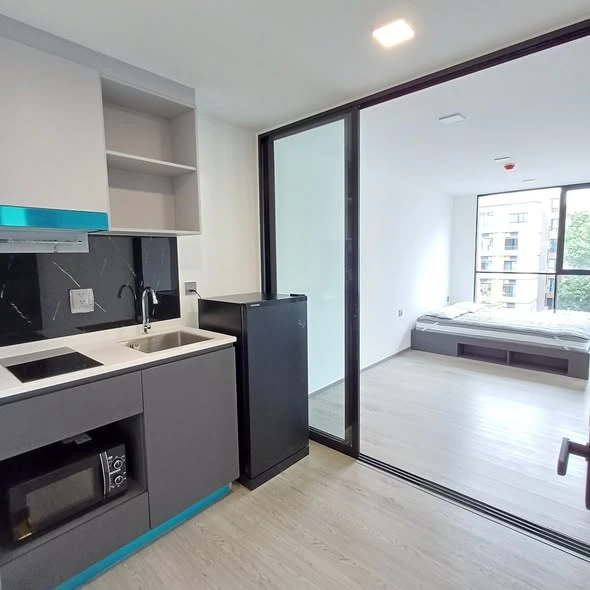 For rent: Maroon Ratchada 32, room with garage, full facilities, great price, you'll regret it if you miss it.