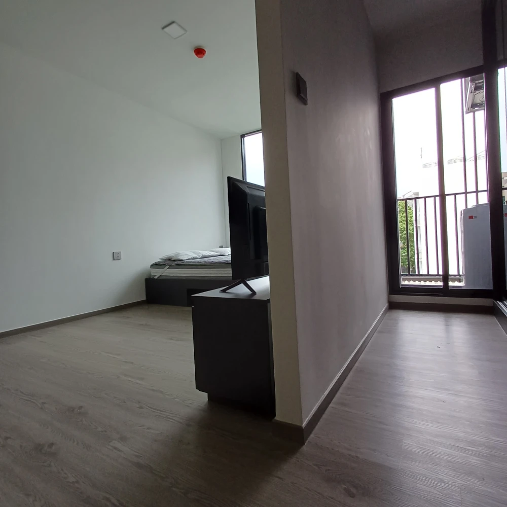 For rent: Maroon Ratchada 32, room with garage, full facilities, great price, you'll regret it if you miss it.