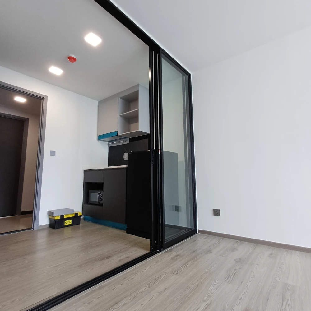 For rent: Maroon Ratchada 32, room with garage, full facilities, great price, you'll regret it if you miss it.