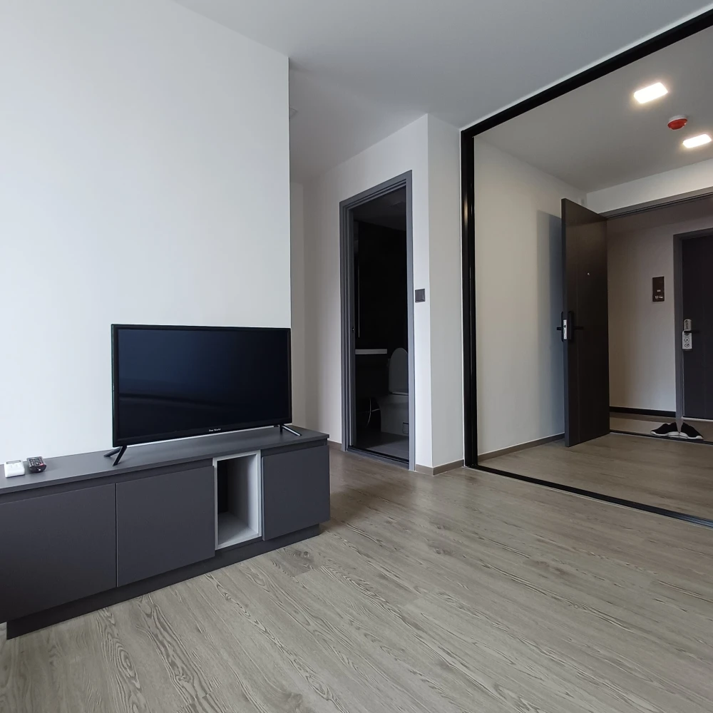 For rent: Maroon Ratchada 32, room with garage, full facilities, great price, you'll regret it if you miss it.