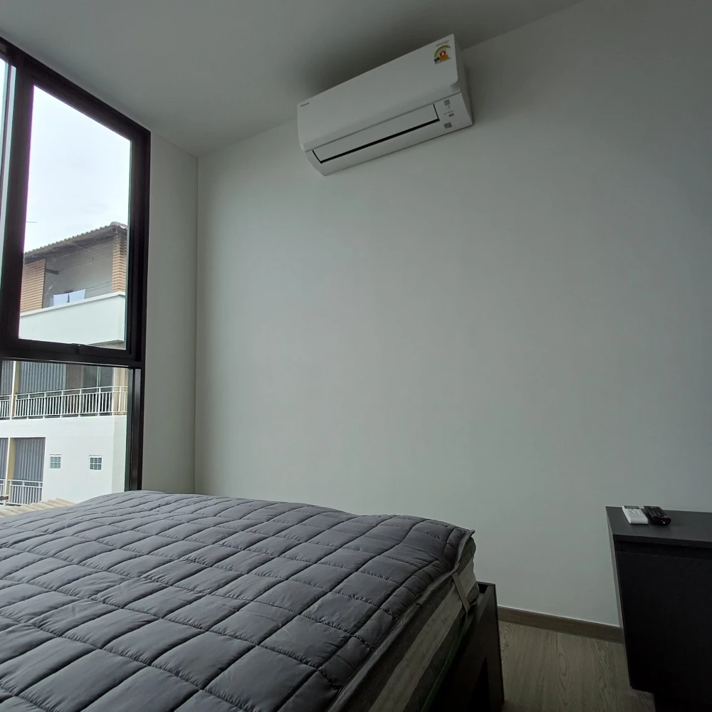 For rent: Maroon Ratchada 32, room with garage, full facilities, great price, you'll regret it if you miss it.