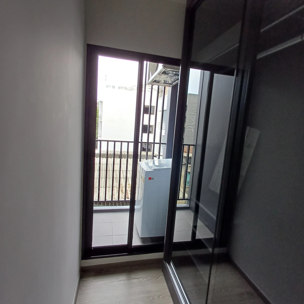For rent: Maroon Ratchada 32, room with garage, full facilities, great price, you'll regret it if you miss it.