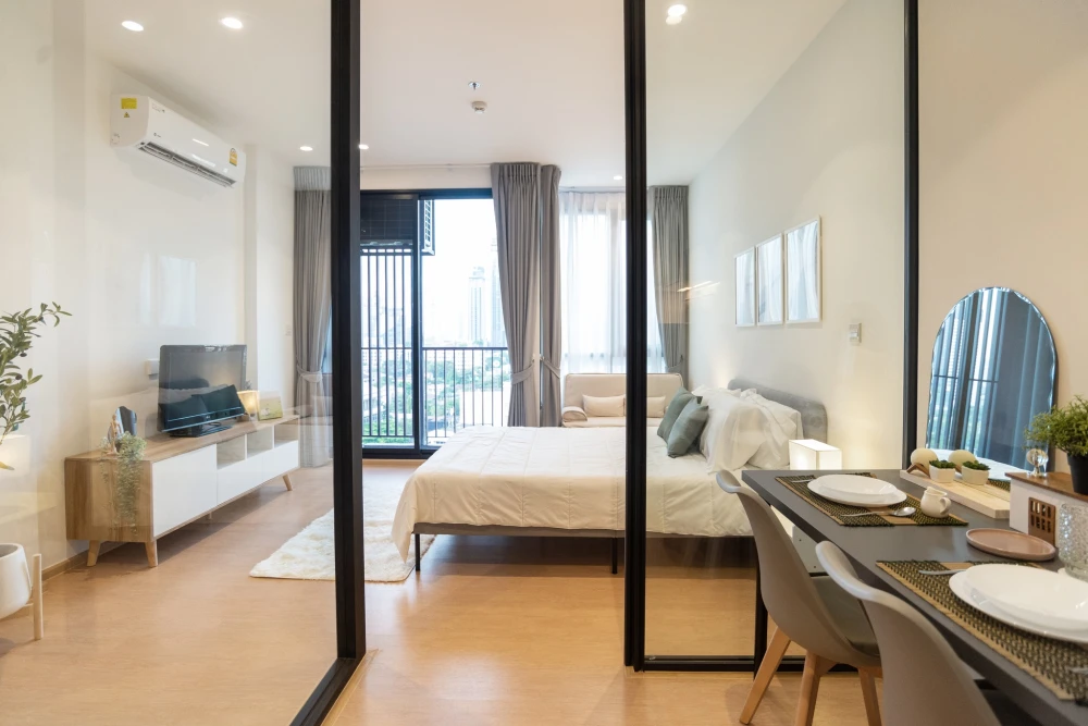 For rent: Maru Ekkamai 2, studio room, 12th floor, facing north, simply decorated, nice to live in, hurry and book now.