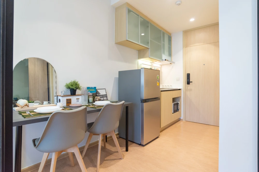 For rent: Maru Ekkamai 2, studio room, 12th floor, facing north, simply decorated, nice to live in, hurry and book now.