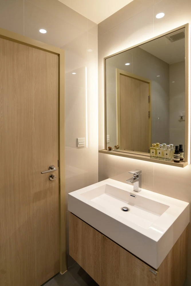 For rent: Maru Ekkamai 2, studio room, 12th floor, facing north, simply decorated, nice to live in, hurry and book now.