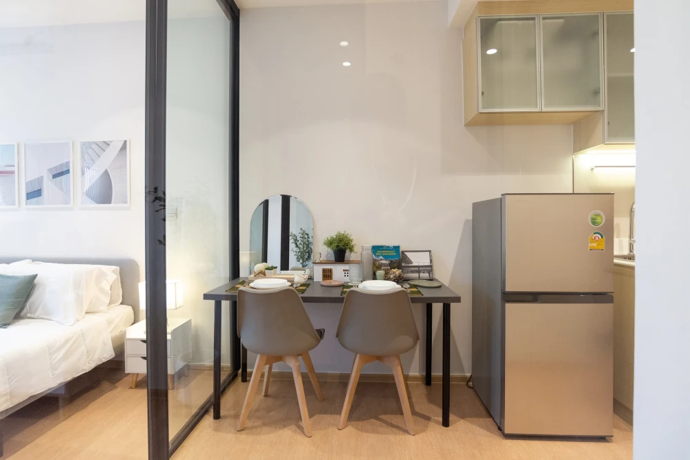 For rent: Maru Ekkamai 2, studio room, 12th floor, facing north, simply decorated, nice to live in, hurry and book now.