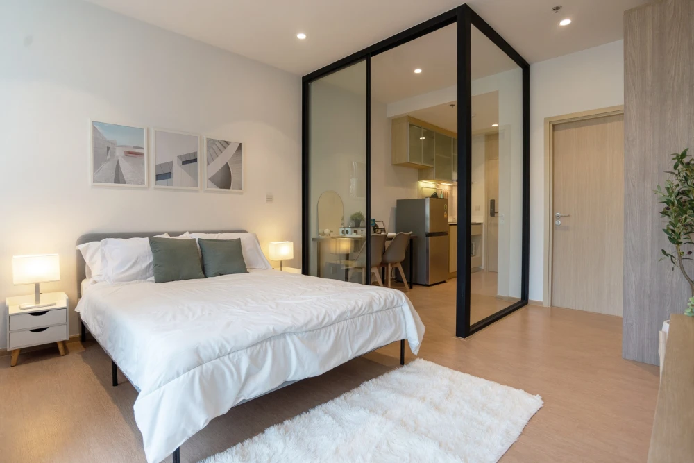 For rent: Maru Ekkamai 2, studio room, 12th floor, facing north, simply decorated, nice to live in, hurry and book now.