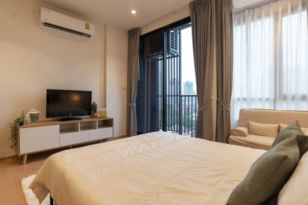 For rent: Maru Ekkamai 2, studio room, 12th floor, facing north, simply decorated, nice to live in, hurry and book now.