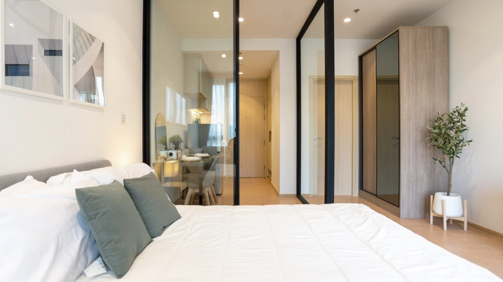 For rent: Maru Ekkamai 2, studio room, 12th floor, facing north, simply decorated, nice to live in, hurry and book now.
