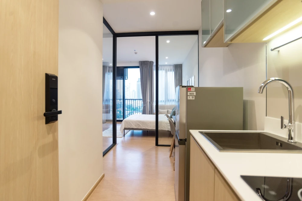 For rent: Maru Ekkamai 2, studio room, 12th floor, facing north, simply decorated, nice to live in, hurry and book now.
