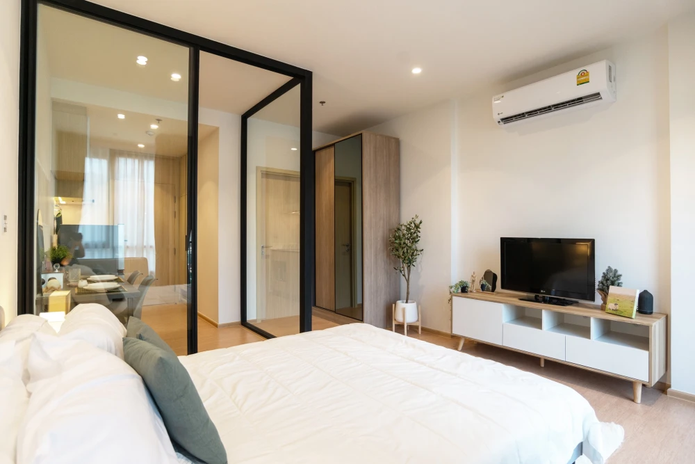 For rent: Maru Ekkamai 2, studio room, 12th floor, facing north, simply decorated, nice to live in, hurry and book now.