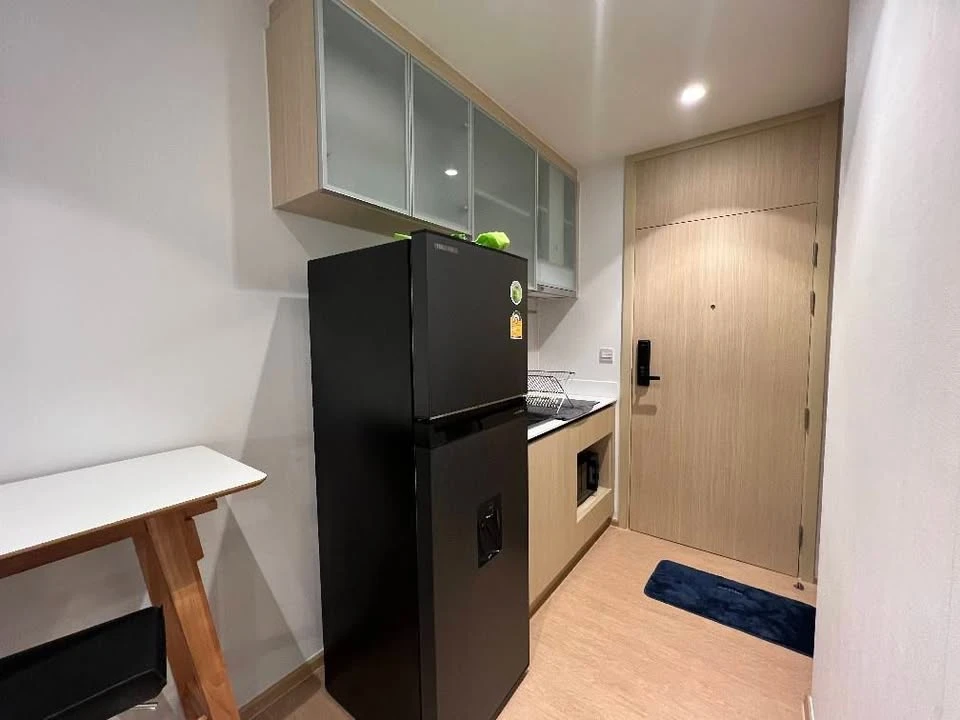 For rent: Maru Ekkamai 2-bedroom unit, beautifully decorated and ready to move in. Features a built-in, enclosed kitchen and comes fully furnished. Bo