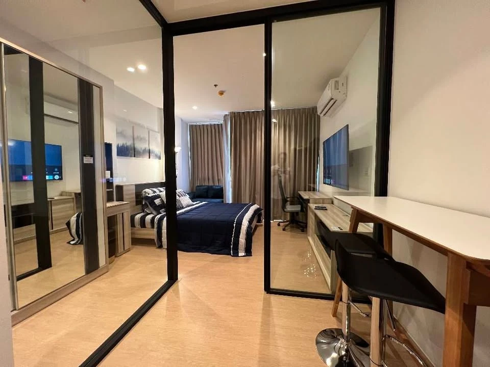 For rent: Maru Ekkamai 2-bedroom unit, beautifully decorated and ready to move in. Features a built-in, enclosed kitchen and comes fully furnished. Bo