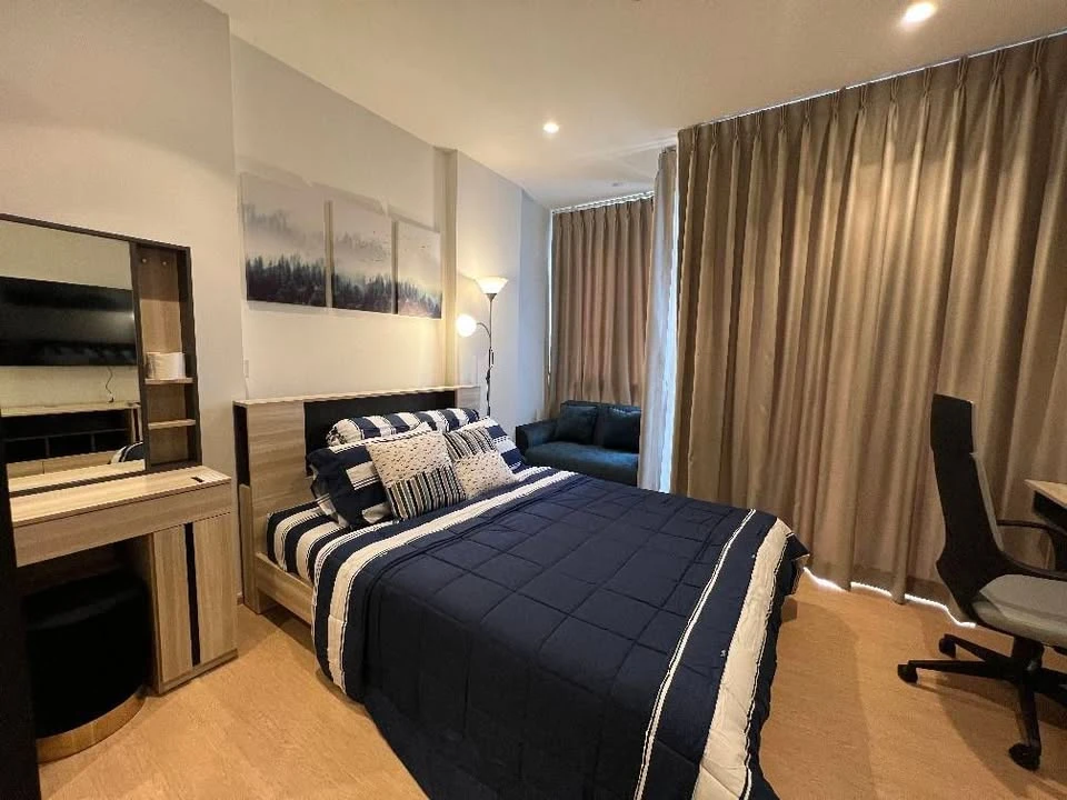 For rent: Maru Ekkamai 2-bedroom unit, beautifully decorated and ready to move in. Features a built-in, enclosed kitchen and comes fully furnished. Bo