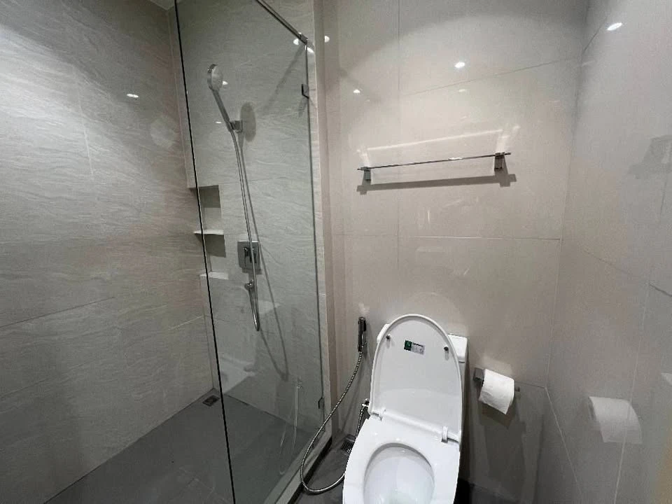 For rent: Maru Ekkamai 2-bedroom unit, beautifully decorated and ready to move in. Features a built-in, enclosed kitchen and comes fully furnished. Bo