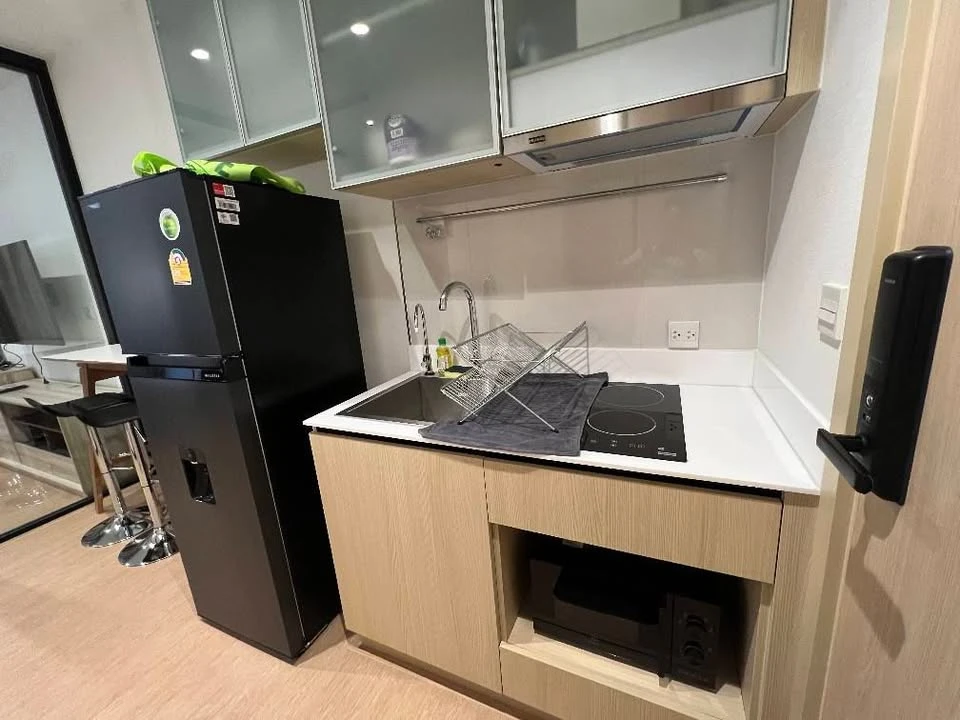 For rent: Maru Ekkamai 2-bedroom unit, beautifully decorated and ready to move in. Features a built-in, enclosed kitchen and comes fully furnished. Bo